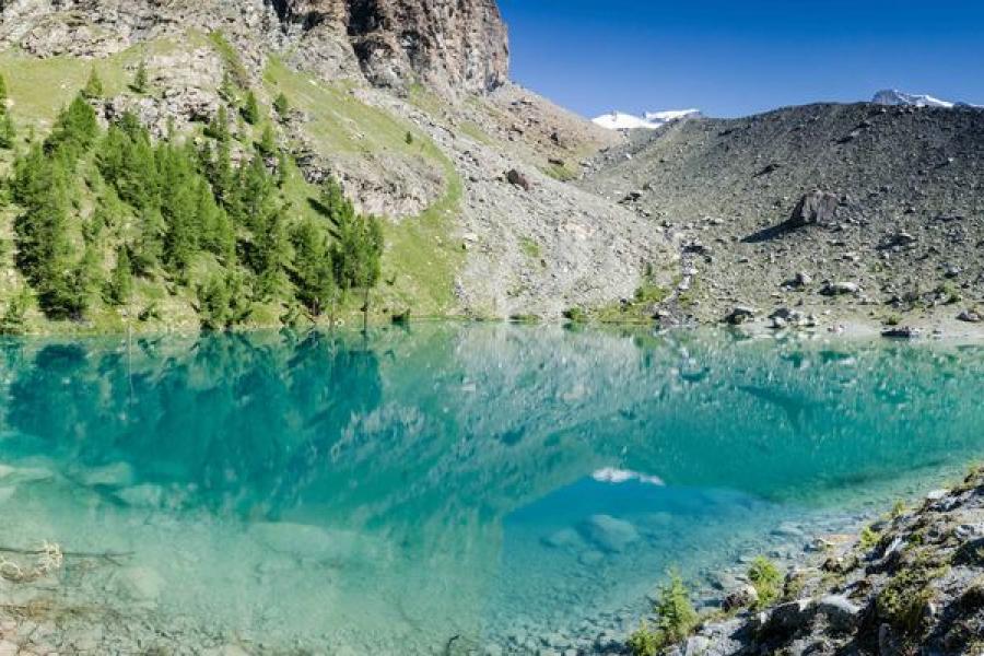 Lago blu, un gioiello turchese tra i ghiacci