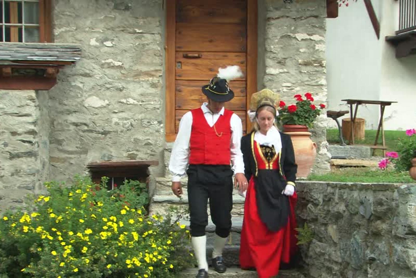 .. Performance du groupe folklorique de Gressoney "Greschòney Trachtengruppe"