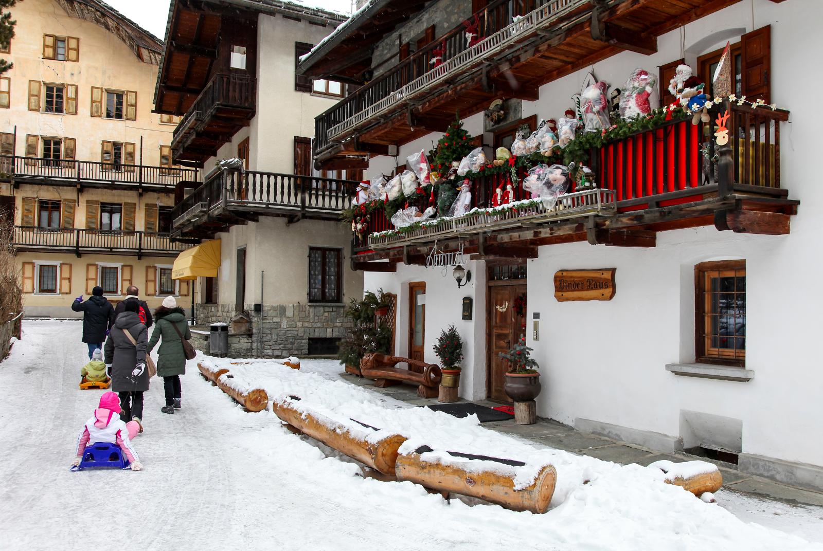 Il centro di Gressoney innevato Festa di Sankt Kloas - Festa di San Nicola